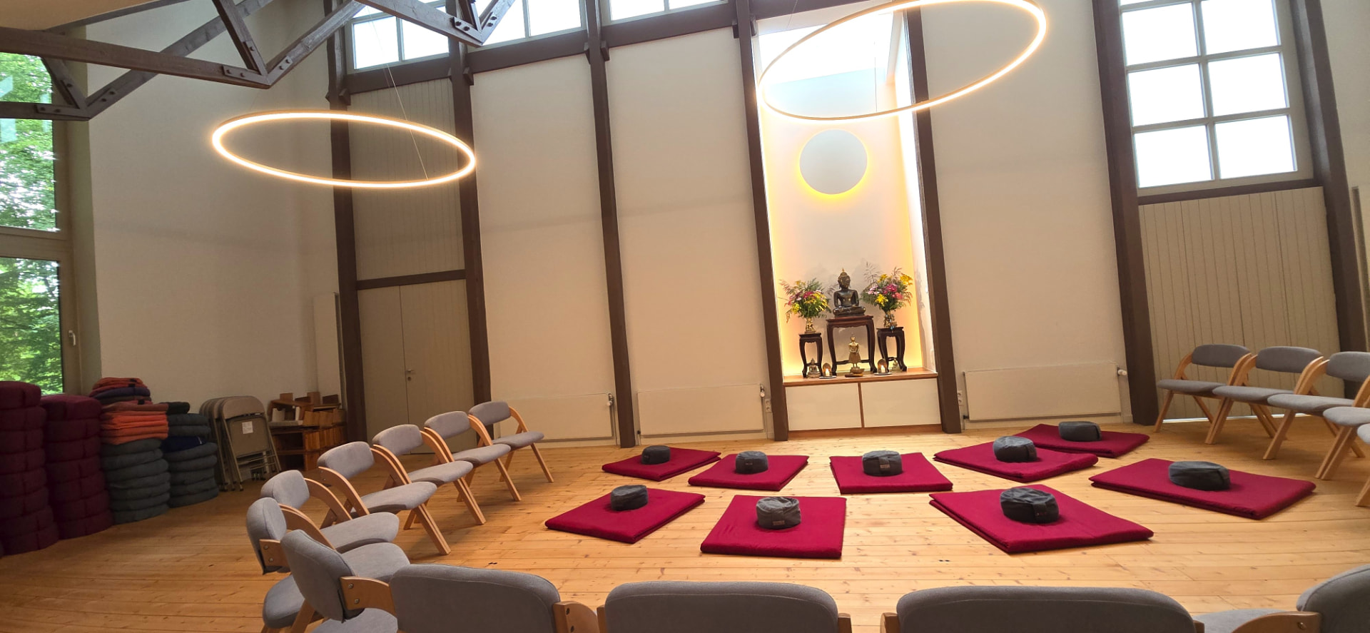 Meditationshalle im Haus der Stille mit Seminarbestuhlung